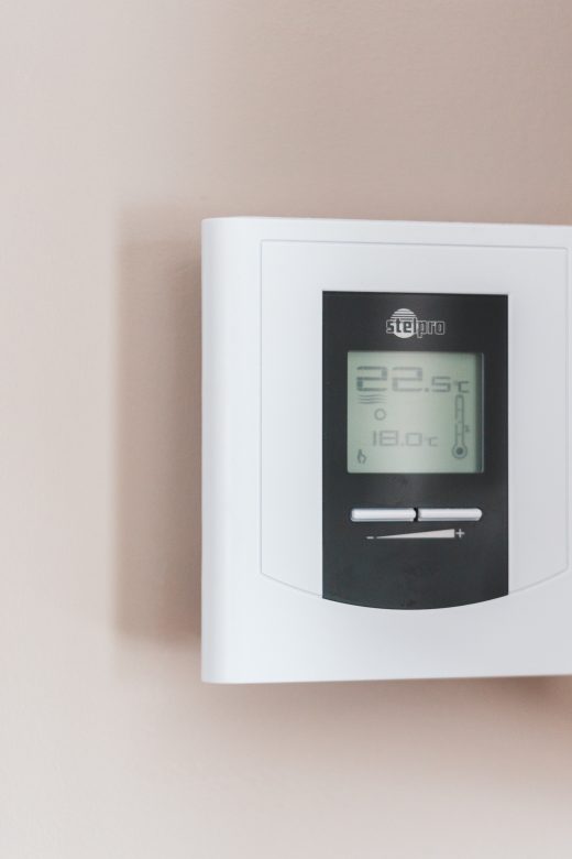 biało-szary termostat regulujący temperaturę w pomieszczeniu